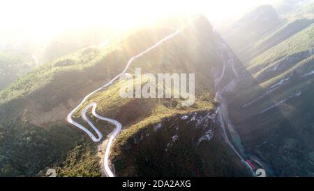 Youyang, Youyang, Chine. 9 novembre 2020. LA PHOTO AÉRIENNE DE CHINE, prise le 9 novembre 2020, montre la route de Tongyi, une route qui s'enroule autour d'une montagne dans le comté autonome de Youyang Tujia et Miao, dans le sud-ouest de la Chine à Chongqing. Elle ajoute un intérêt sans fin aux montagnes et aux zones sauvages en automne. Crédit : SIPA Asia/ZUMA Wire/Alay Live News Banque D'Images