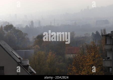 Air de particules fines dans la ville et poussière PM 2.5. Mauvais temps en cas de particules fines. Pollution de l'air Banque D'Images