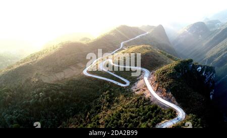 Youyang, Youyang, Chine. 9 novembre 2020. LA PHOTO AÉRIENNE DE CHINE, prise le 9 novembre 2020, montre la route de Tongyi, une route qui s'enroule autour d'une montagne dans le comté autonome de Youyang Tujia et Miao, dans le sud-ouest de la Chine à Chongqing. Elle ajoute un intérêt sans fin aux montagnes et aux zones sauvages en automne. Crédit : SIPA Asia/ZUMA Wire/Alay Live News Banque D'Images