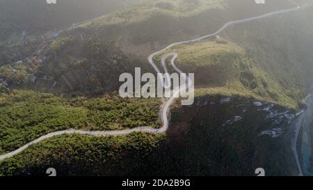 Youyang, Youyang, Chine. 9 novembre 2020. LA PHOTO AÉRIENNE DE CHINE, prise le 9 novembre 2020, montre la route de Tongyi, une route qui s'enroule autour d'une montagne dans le comté autonome de Youyang Tujia et Miao, dans le sud-ouest de la Chine à Chongqing. Elle ajoute un intérêt sans fin aux montagnes et aux zones sauvages en automne. Crédit : SIPA Asia/ZUMA Wire/Alay Live News Banque D'Images