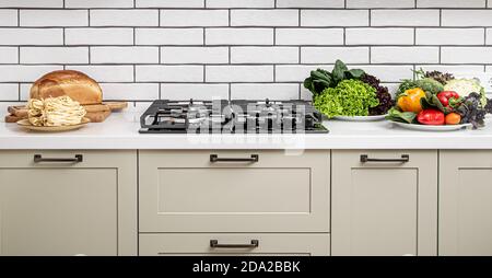 Cuisine intérieure moderne dans un style minimaliste avec des produits lumineux pour la cuisine. Banque D'Images