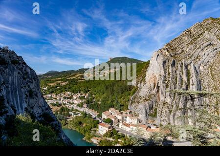 Sisteron, Alpes, france - rocher de la Baume au-dessus de la Durance Banque D'Images