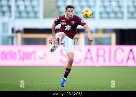 TURIN, ITALIE - 08 novembre 2020 : Mergim Vojvoda du FC de Turin en action pendant la série UN match de football entre le FC de Turin et le FC Crotone. (Photo de Nicolò Campo/Sipa USA) Banque D'Images