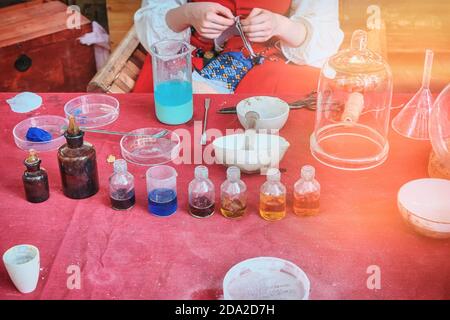 Flacons et bulles avec pigments, liants et diluant pour peinture. Fabrication de peinture pour la peinture par des artistes. Création de colorant à partir de composants minéraux, réf Banque D'Images