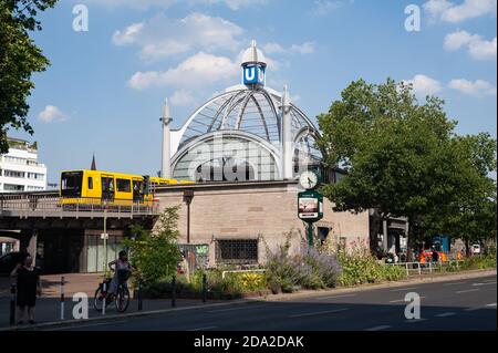 26.06.2019, Berlin, Allemagne, Europe - UN métro dessert la station de métro Noltendorfplatz, dans le quartier central de Schoeneberg. Banque D'Images