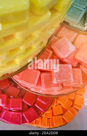 Morceaux de savon de couleur empilés grande pile. Traduction française de Savon - SOAP Banque D'Images