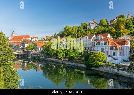 Villas historiques le long de la rivière Neckar dans la ville allemande De Tübingen par une journée ensoleillée en été Banque D'Images