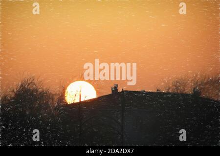 Beau coucher de soleil, laissant un grand soleil sur le fond des maisons. Des rayons de lumière éclairent le ciel, la nuit vient. Le disque solaire se cache derrière Banque D'Images