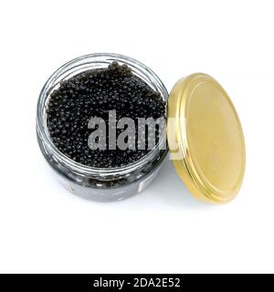 Imitation de caviar dans un pot en verre avec un couvercle. Aliments synthétiques faux oeufs de poisson. Arrière-plan blanc isolé. Pot en verre avec esturgeon noir imitation caviar. Banque D'Images