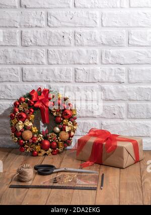Couronne de Noël sur table en bois. Décoration de Noël faite à la main Banque D'Images