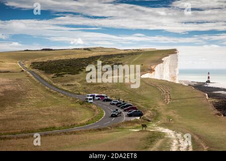 Royaume-Uni, Angleterre, East Sussex, Beachy Head, Hod Combe, voitures garées au-dessus des falaises de craie Banque D'Images