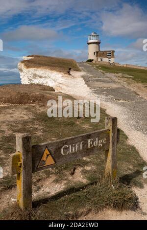 Royaume-Uni, Angleterre, East Sussex, Beachy Head, panneau au bord de la falaise au phare de Belle Tout près des falaises de craie en ruines sur le sentier South Downs Way Banque D'Images