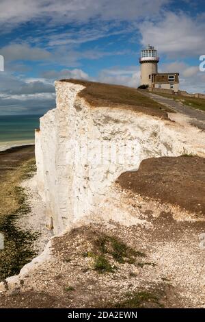 Royaume-Uni, Angleterre, East Sussex, Beachy Head, phare de Belle Tout près des falaises de craie en ruines sur le sentier South Downs Way Banque D'Images