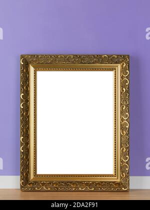 Cadre photo doré vertical orné appuyé sur un modèle de maquette murale violet. Zone d'image vierge isolée avec un masque Banque D'Images