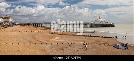 Royaume-Uni, Angleterre, East Sussex, Eastbourne, front de mer, plage et jetée, panoramique Banque D'Images