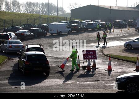 Les personnes qui arrivent au centre de test et de trace NHS au centre de tennis Wavertree de Liverpool pour remettre les résultats des tests COVID-19. L'emplacement a été utilisé pour le premier programme de tests de masse à l'échelle de la ville où le grand public pouvait se porter volontaire. On espérait que la moitié de la population de la ville participe à l'initiative soutenue par le gouvernement britannique qui devait durer deux semaines et coïncidait avec le deuxième confinement national en Angleterre. Banque D'Images