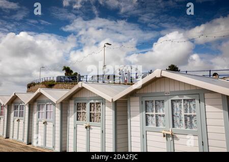 Royaume-Uni, Angleterre, East Sussex, Eastbourne, front de mer, cabines de plage sous la tour Wish, tour Martello Banque D'Images