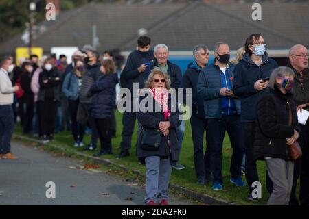 Les membres du public font la queue sur la route à l'extérieur du centre de tennis de Wavertree le premier jour des essais de masse volontaires pour la COVID-19 à Liverpool. L'emplacement a été utilisé pour le premier programme de tests de masse à l'échelle de la ville où le grand public pouvait se porter volontaire. On espérait que la moitié de la population de la ville participe à l'initiative soutenue par le gouvernement britannique qui devait durer deux semaines et coïncidait avec le deuxième confinement national en Angleterre. Banque D'Images