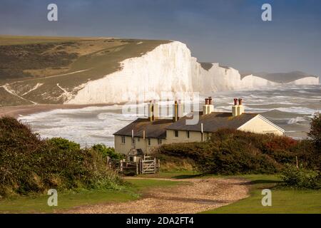 Royaume-Uni, Angleterre, East Sussex, Seaford, Cuckmere Haven, Coastguard Cottages sur les falaises de craie de Seven Sisters Banque D'Images