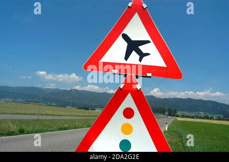 attention signalisation aérienne, triangle rouge et pictogramme d'avion, fond bleu ciel Banque D'Images