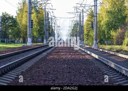 Voies de chemin de fer avec traverses en béton s'étendant bien au-delà de l'horizon. Banque D'Images