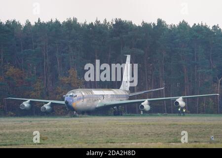 Berlin, Allemagne. 08 novembre 2020. Un Boeing 707-400 avec la décoration historique de Lufthansa est exposé à l'aéroport de Tegel. Au cours de la fermeture de l'aéroport, l'avion doit être démantelé et recyclé. Credit: Jörg Carstensen/dpa/Alay Live News Banque D'Images