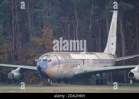 Berlin, Allemagne. 08 novembre 2020. Un Boeing 707-400 avec la décoration historique de Lufthansa est exposé à l'aéroport de Tegel. Au cours de la fermeture de l'aéroport, l'avion doit être démantelé et recyclé. Credit: Jörg Carstensen/dpa/Alay Live News Banque D'Images