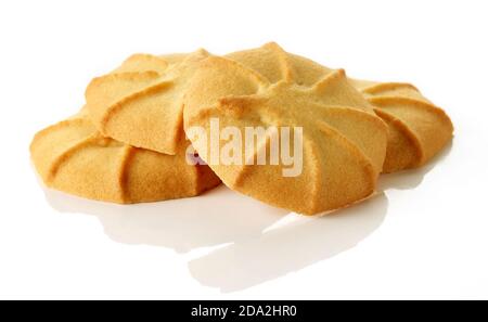 Tas de biscuits au beurre danois isolés sur fond blanc Banque D'Images