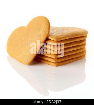 Tas de biscuits de Noël en forme de coeur de pain d'épice isolés sur blanc arrière-plan Banque D'Images