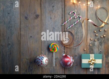 Accessoires de Noël, y compris boîte cadeau, boules et bonbons avec spac pour le texte Banque D'Images