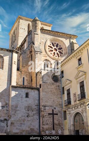 Côté cathédrale de Cuenca, croix sur le mur de pierre et entrée au diocèse de la ville Banque D'Images