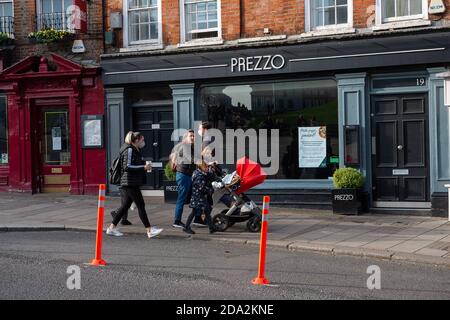 Windsor, Berkshire, Royaume-Uni. 7 novembre 2020. Le restaurant Prezzo de Windsor est temporairement fermé à l'isolement. Windsor a été beaucoup plus occupée aujourd'hui le troisième jour du nouveau confinement du coronavirus Covid-19. Beaucoup plus de magasins et de cafés étaient ouverts que lors du premier confinement. Crédit : Maureen McLean/Alay Banque D'Images