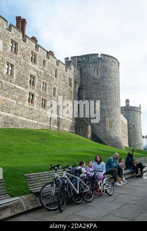 Windsor, Berkshire, Royaume-Uni. 7 novembre 2020. Windsor a été beaucoup plus occupée aujourd'hui le troisième jour du nouveau confinement du coronavirus Covid-19. Beaucoup plus de magasins et de cafés étaient ouverts que lors du premier confinement. Crédit : Maureen McLean/Alay Banque D'Images