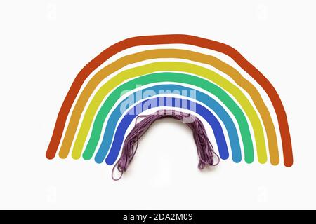arc-en-ciel sur fond blanc. Couleur arc-en-ciel isolée peinte et violette à partir de fils. Signe d'espoir. Banque D'Images