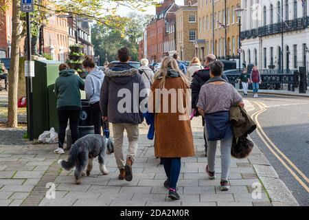 Windsor, Berkshire, Royaume-Uni. 7 novembre 2020. Windsor a été beaucoup plus occupée aujourd'hui le troisième jour du nouveau confinement du coronavirus Covid-19. Beaucoup plus de magasins et de cafés étaient ouverts que lors du premier confinement. Crédit : Maureen McLean/Alay Banque D'Images