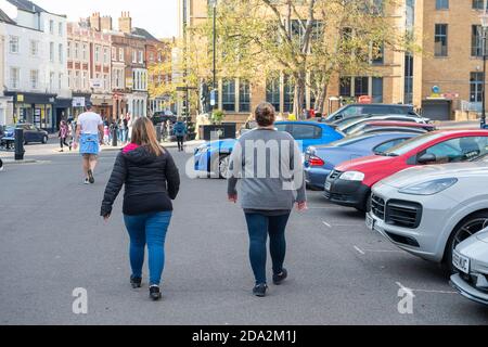 Windsor, Berkshire, Royaume-Uni. 7 novembre 2020. Windsor a été beaucoup plus occupée aujourd'hui le troisième jour du nouveau confinement du coronavirus Covid-19. Beaucoup plus de magasins et de cafés étaient ouverts que lors du premier confinement. Crédit : Maureen McLean/Alay Banque D'Images