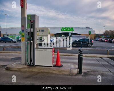 Une pompe à carburant en libre-service dans un supermarché de l'ASDA au Royaume-Uni. Banque D'Images