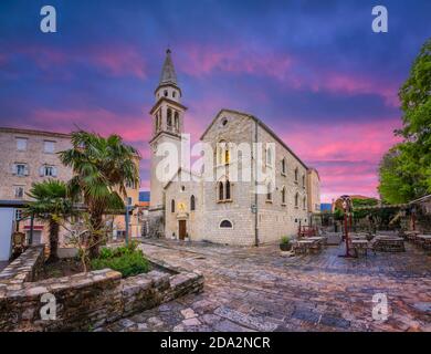 Vieille ville de Budva, Monténégro. Image HDR de l'église Saint Ivan Banque D'Images