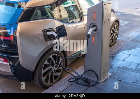 Brancher l'alimentation au véhicule électrique pour charger la batterie. Carburant EV brancher la voiture hybride. Rome, Latium, Italie, Europe Banque D'Images