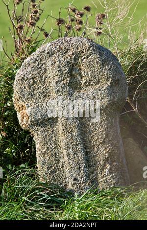 Une ancienne croix de bord de route en granit sculpté, Cornouailles, Angleterre, Royaume-Uni. Banque D'Images