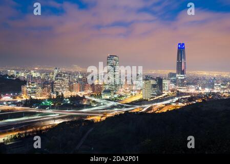 Horizon de Santiago du Chili avec des immeubles de bureaux modernes à Quartiers financiers de Providencia et Vitacura Banque D'Images