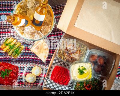 Pique-nique arabe libanais avec bières froides Banque D'Images