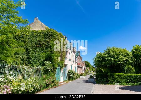 Rue calme du village de Giverny, Eure, Normandie, France Banque D'Images