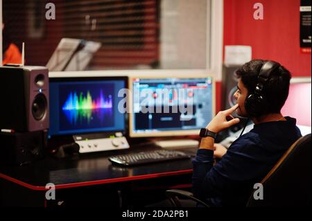 Jeune chanteur asiatique avec microphone enregistrant des chansons dans un studio de musique d'enregistrement avec producteur de son. Banque D'Images