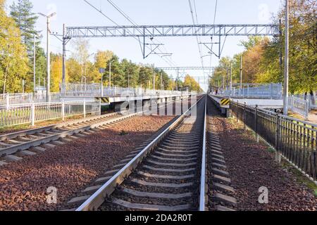 Voies de chemin de fer avec traverses en béton s'étendant bien au-delà de l'horizon. Banque D'Images