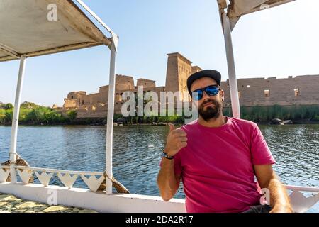 Beau homme posant près des Philae Assouan en Égypte Banque D'Images