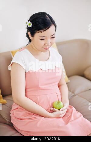 Femme enceinte avec Apple Banque D'Images