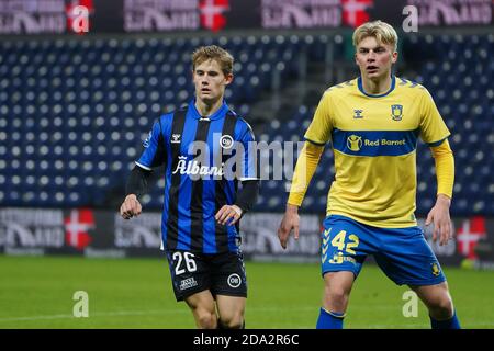 Brondby, Danemark. 08 novembre 2020. Mikkel Hyllegaard (26) d'Odense Boldklub et Tobias Borkeeiet (42) de Broendby vus pendant le match 3F Superliga entre Broendby IF et Odense Boldklub au stade Brondby. (Crédit photo: Gonzales photo - Kent Rasmussen). Banque D'Images