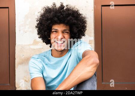 Gros plan portrait beau jeune arabe souriant Banque D'Images