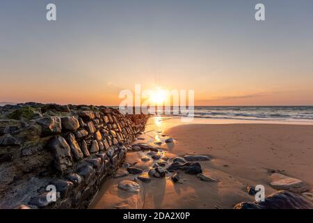 La plage de Bidart au coucher du soleil, pays Basque, France Banque D'Images